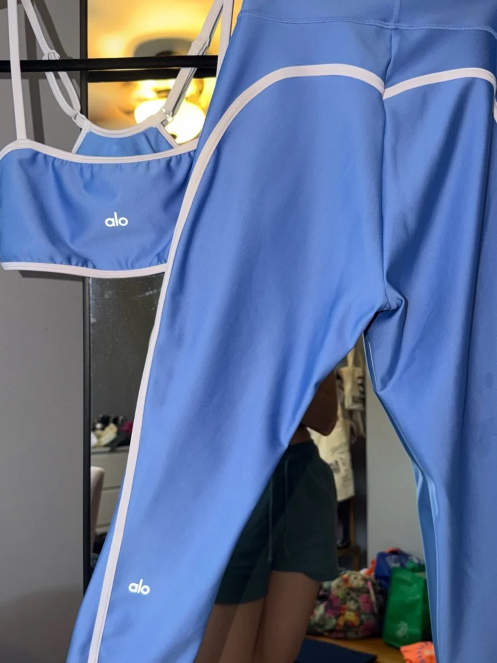 ALO Yoga Leggings and Sports Bra Set - Picture 6 of 8